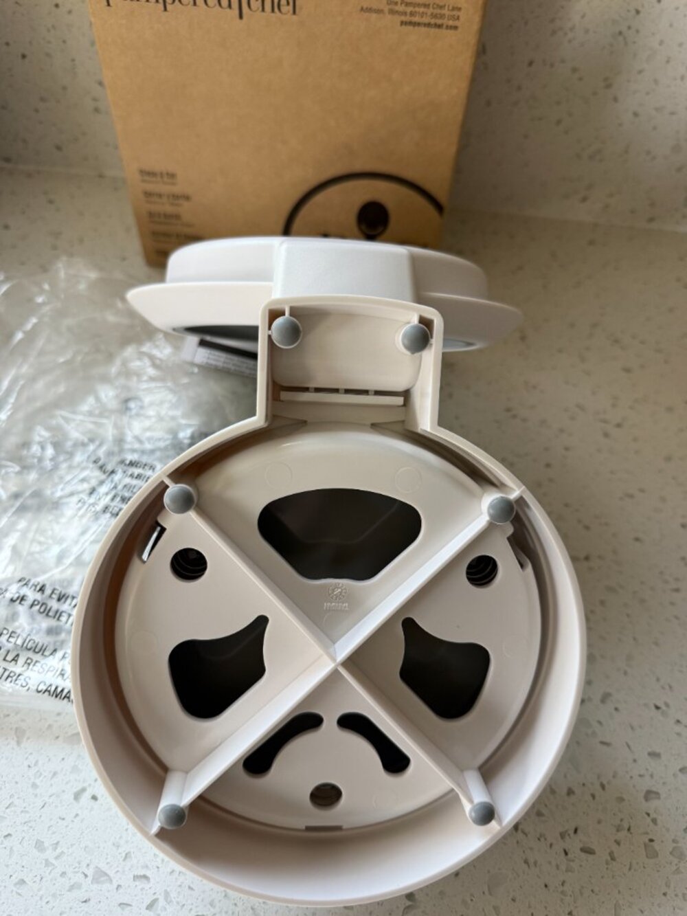 NIB Pampered Chef Close & Cut Set - Picture 4 of 4
